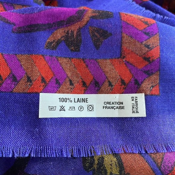 This is a beautiful, elegant , French design, made in Italy, shawl. - Picture 2 of 5